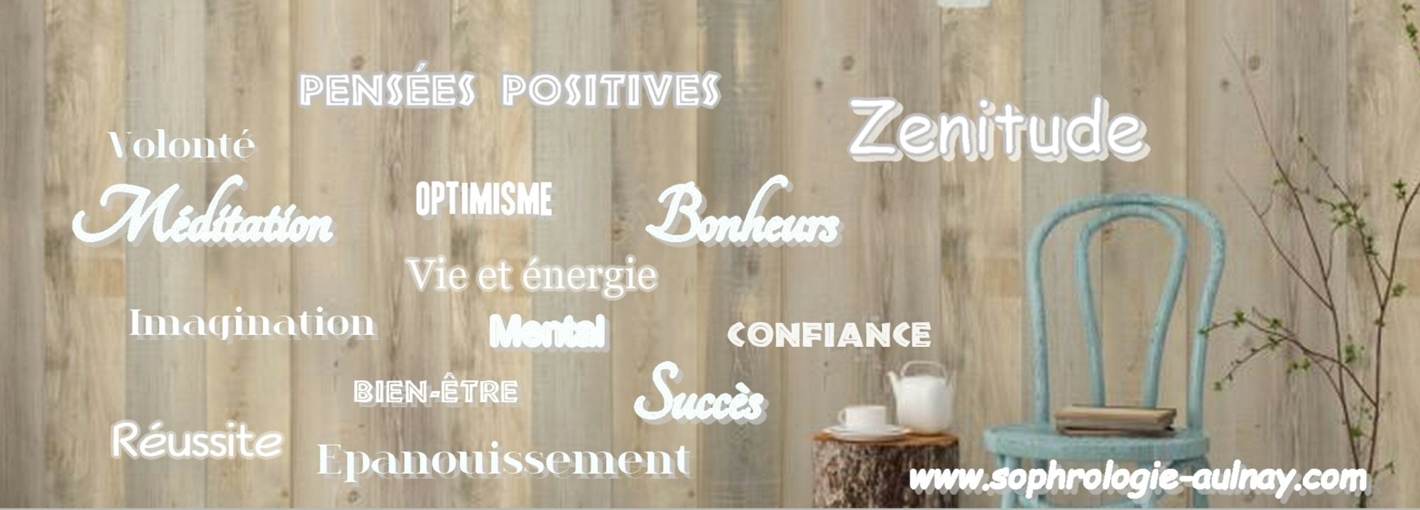 Un mur de planches claires, une chaise turquoise et une théière. Des mots sont incrustés sur l’image : Pensées positives, Zenitude, Volonté, Méditation, Optimisme, Bonheurs, Vie et énergie, Imagination, Mental, Confiance, Bien-être, Succès, Réussite, Epanouissement.