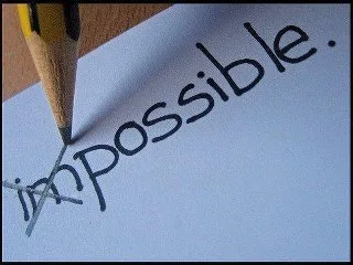Un crayon à papier vient d’effacer les deux premières lettres du mot « impossible » écrit à la main : il reste « possible ».