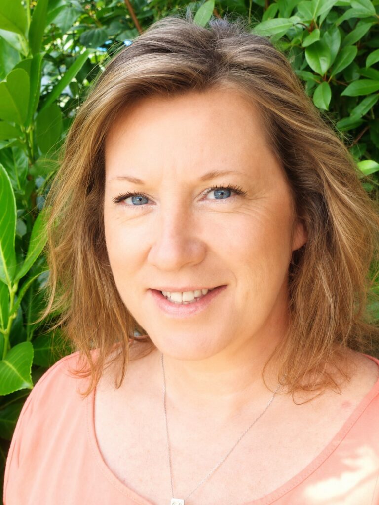 Sophie Brun, sophrologue, souriante.